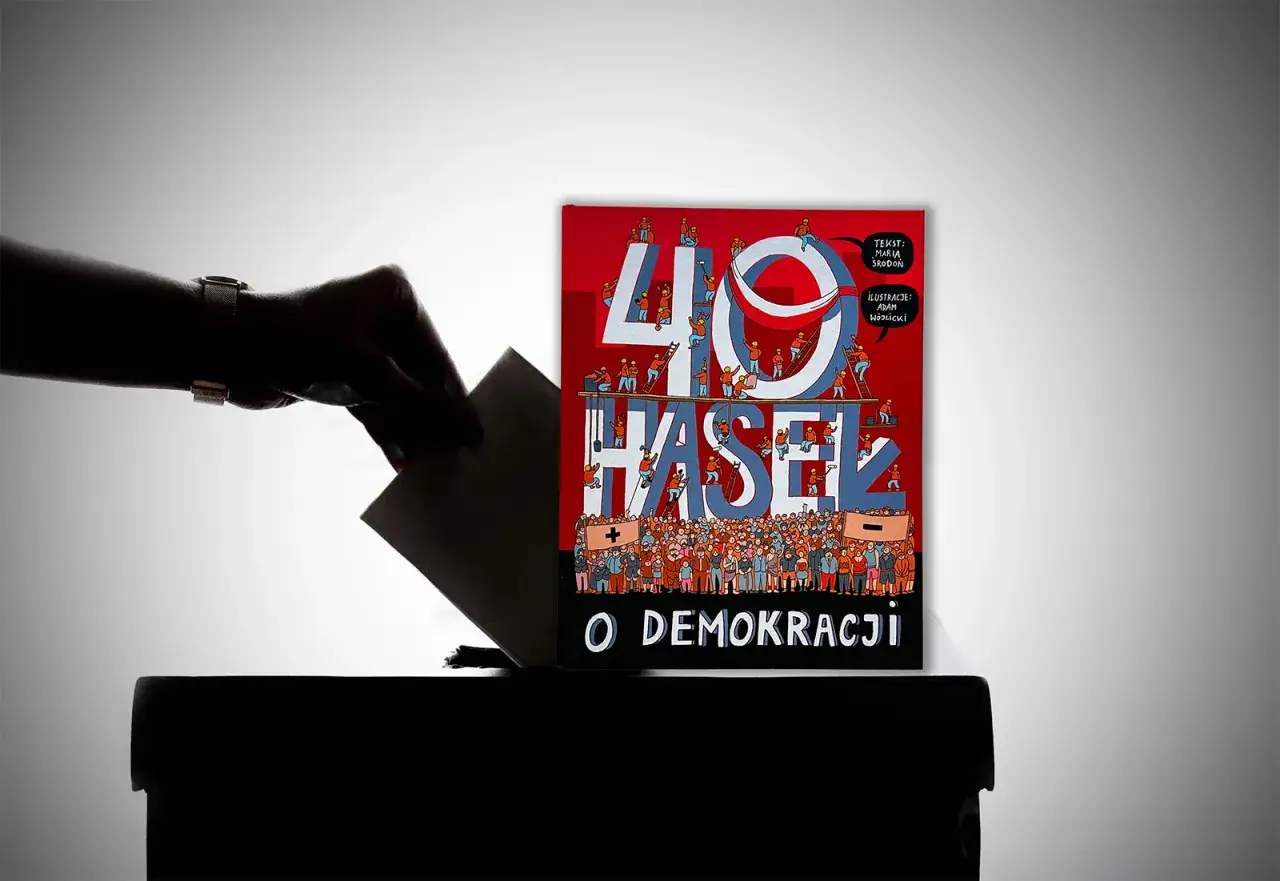 Ręka wrzuca kartę do urny obok okładki książki "40 haseł o demokracji".
