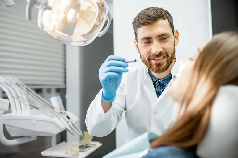 Czy z opryszczką można iść do dentysty? Ryzyko i co zrobić?