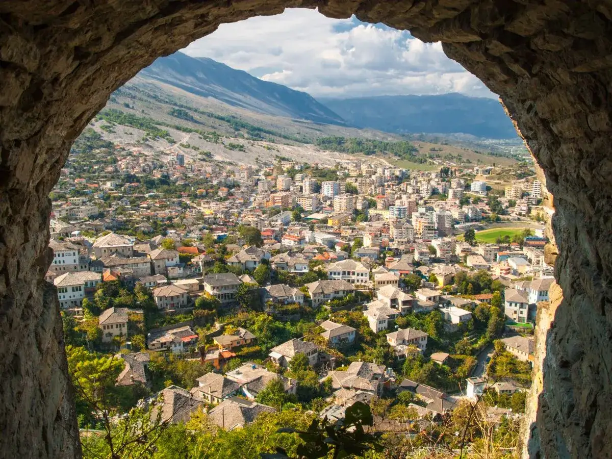 Widok na miasto Gjirokastra z kamiennego łuku. Czy Albania jest w Schengen? To pytanie zadają sobie turyści planujący podróż do tego malowniczego kraju.