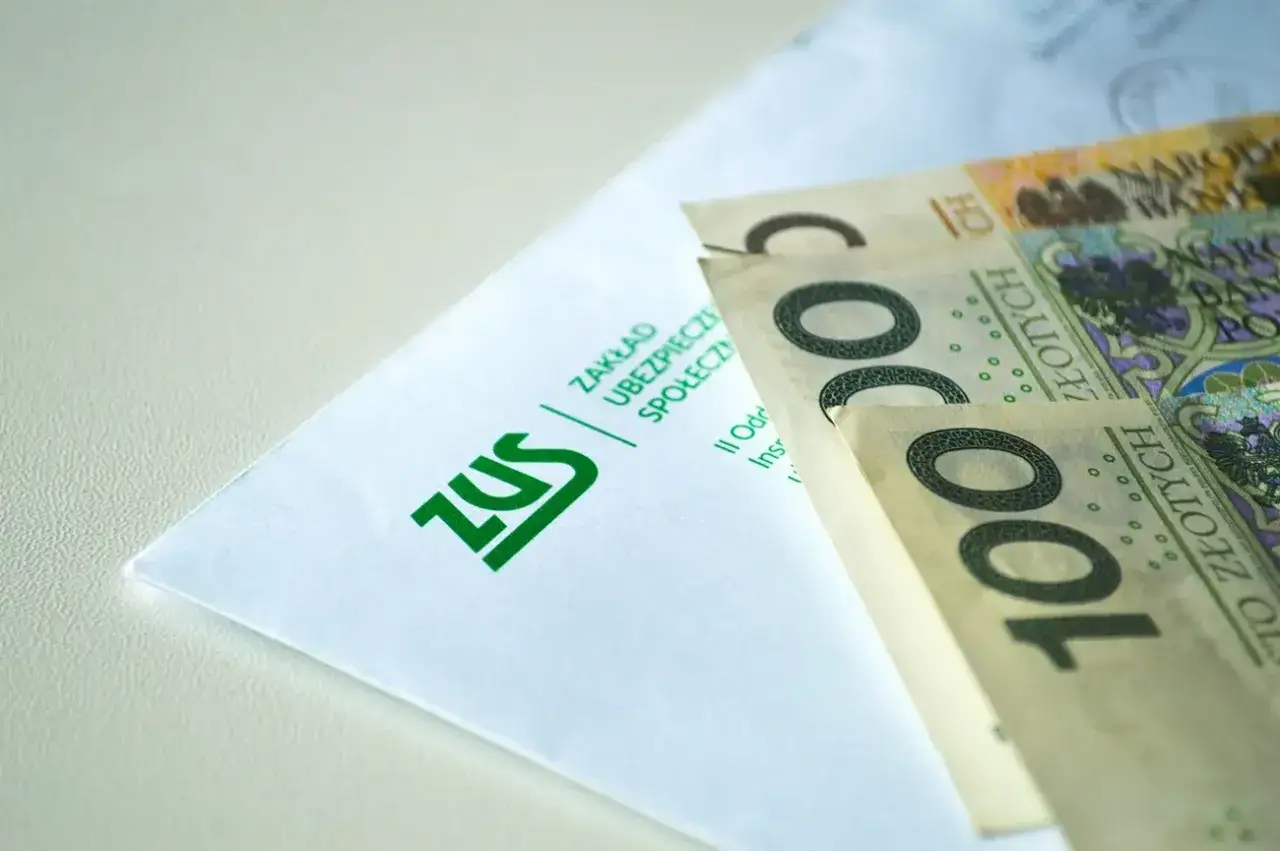 Umowa o zakazie konkurencji po ustaniu stosunku pracy i odszkodowanie. Koperta ZUS i banknoty 100 zł.
