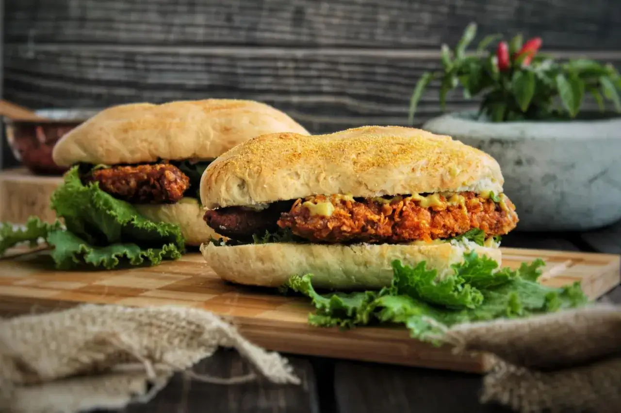 Dwa pyszne burgery z chrupiącym kotletem i świeżą sałatą. Idealne, gdy zastanawiasz się, jak podgrzać hamburgera w piekarniku.