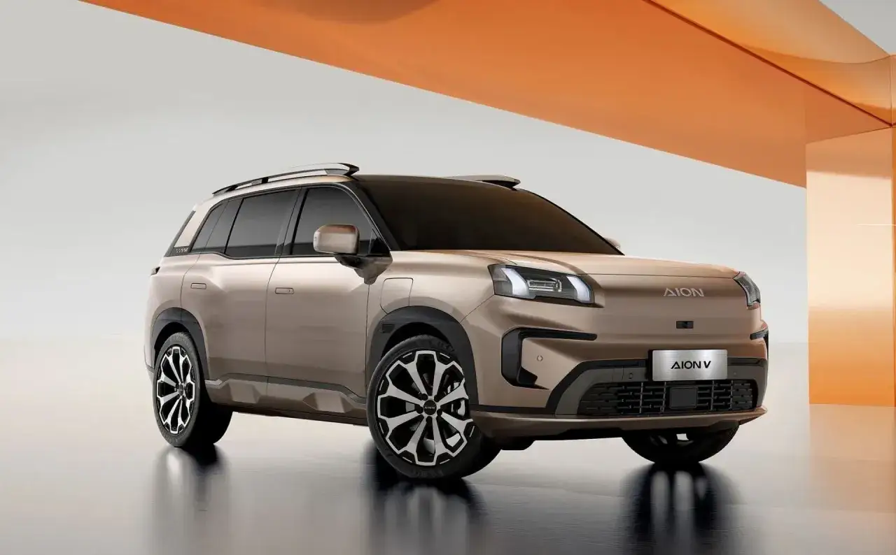Elegancki, brązowy SUV AION V z nowoczesnymi światłami i felgami.