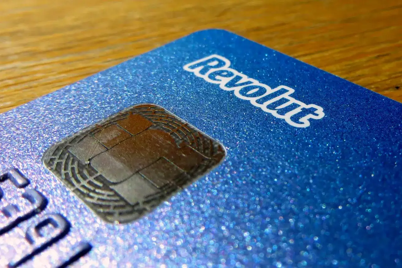 Jak bezpiecznie wziąć debet w Revolut bez przykrych niespodzianek