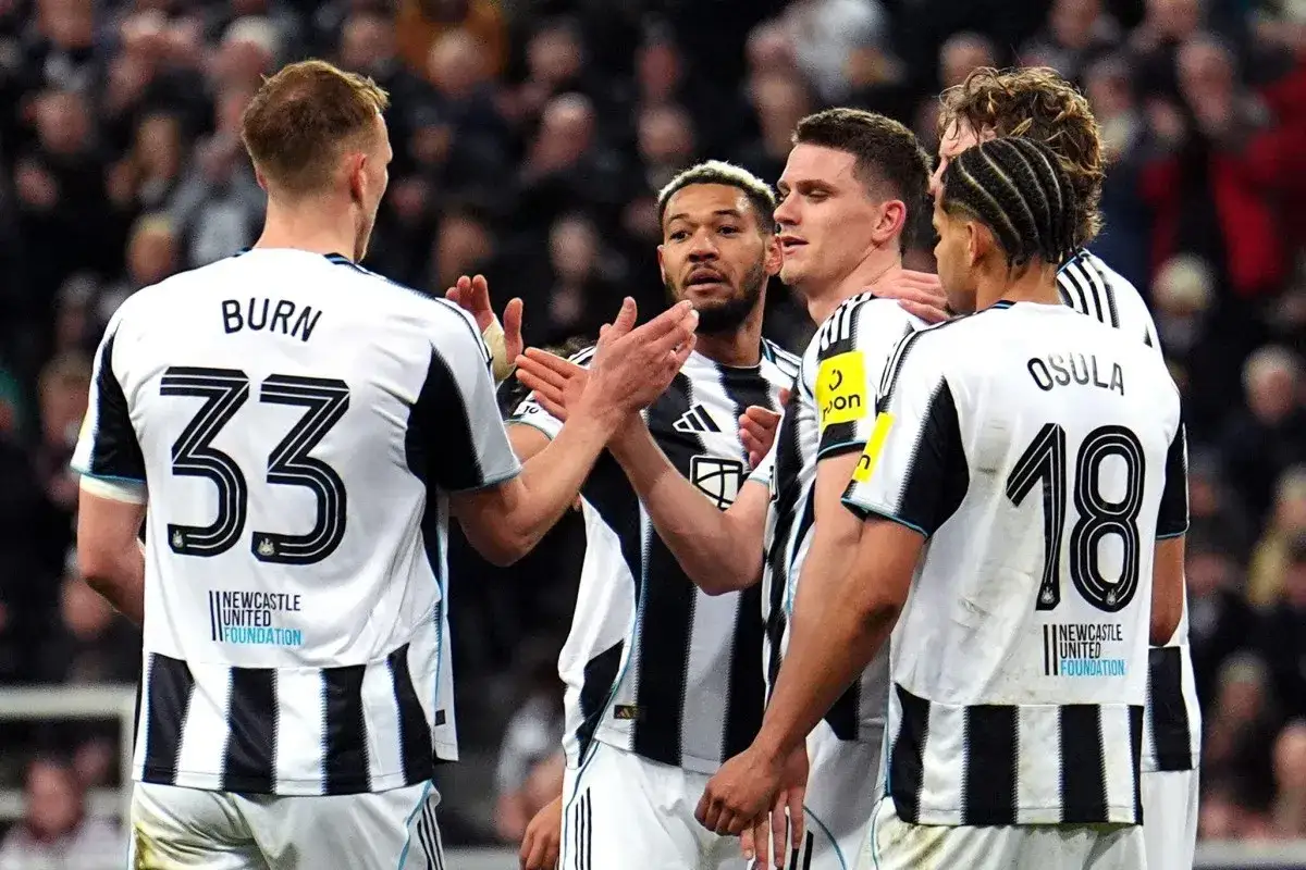 Piłkarze Newcastle United świętują, być może po udanych newcastle transfery. Widoczni zawodnicy z numerami 33 i 18.