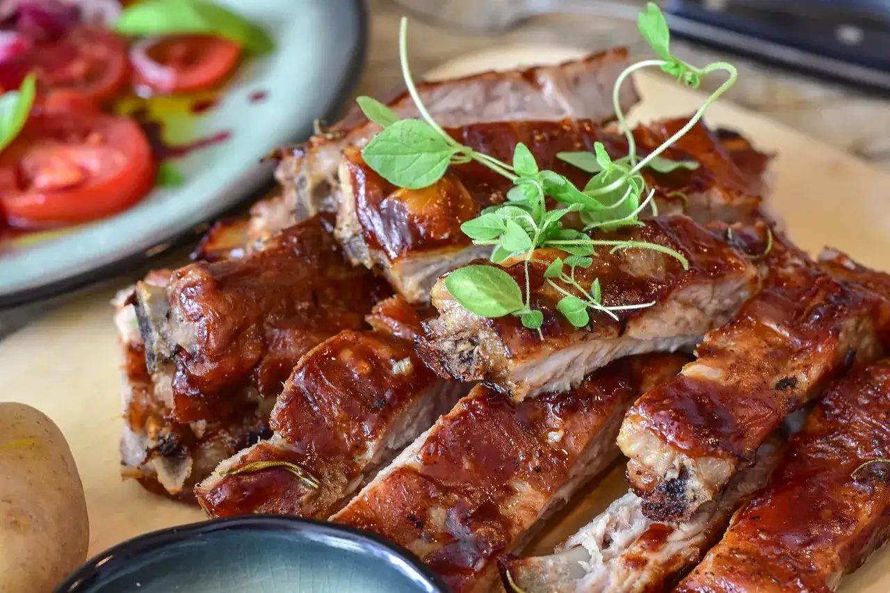 Pyszne żeberka w sosie barbecue, idealne do obiadu. Zastanawiasz się, co ugotować z wędzonych żeberek? Oto inspiracja!