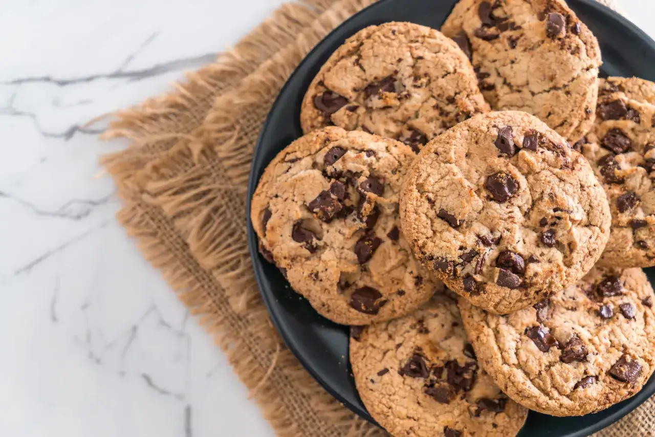 Assiette de cookies aux pépites de chocolat, parfaits après une cuisson réussie en chaleur tournante.