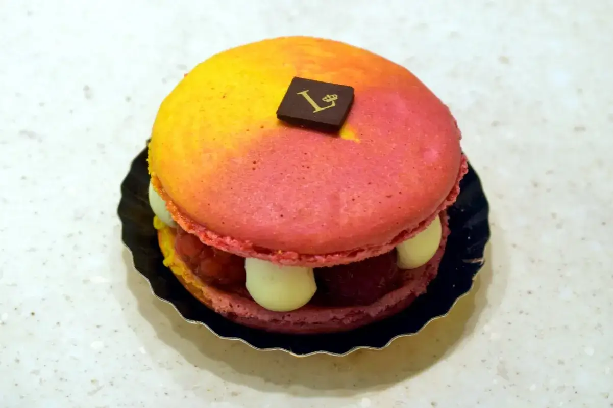 Macaron aux framboises et crème, décoré d'un carré de chocolat. Une des spécialités de Metz à savourer.
