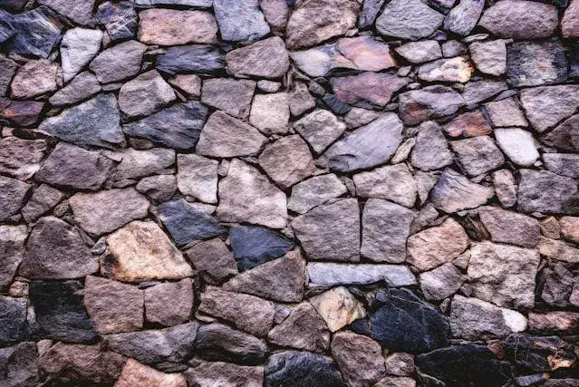 Konglomerat kamień: Dlaczego warto wybrać go zamiast naturalnego?