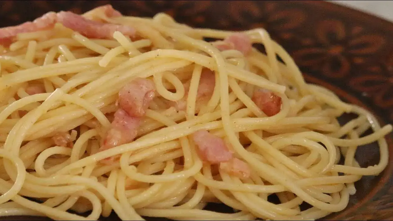 Spaghetti z boczkiem, chili, czosnkiem: Szybki obiad w 20 minut!