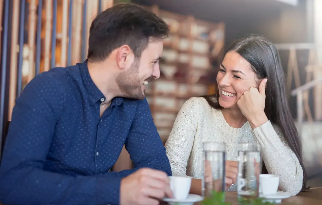 Czy mężczyzna może kokietować? Rozpoznaj sygnały i flirtuj z klasą