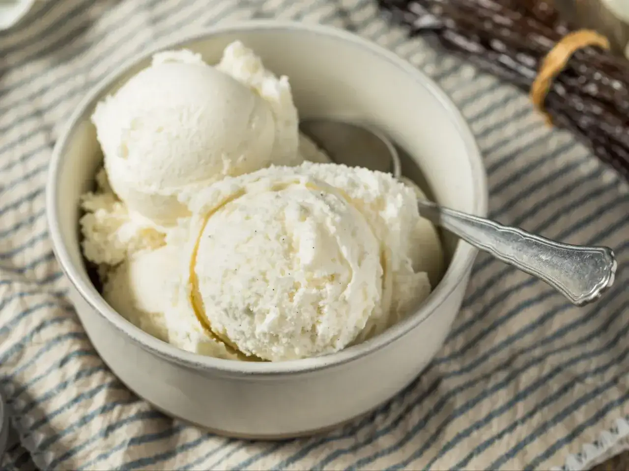 Pyszne, kremowe domowe lody waniliowe w miseczce, gotowe do schrupania.