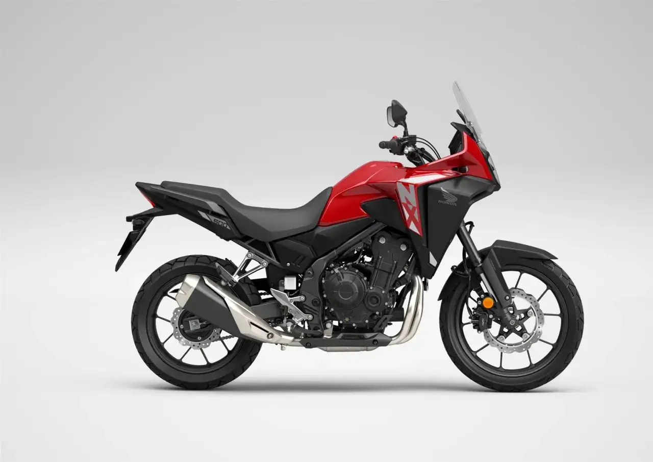 Czerwony motocykl Honda NX 500 z czarnymi elementami, gotowy na przygodę.