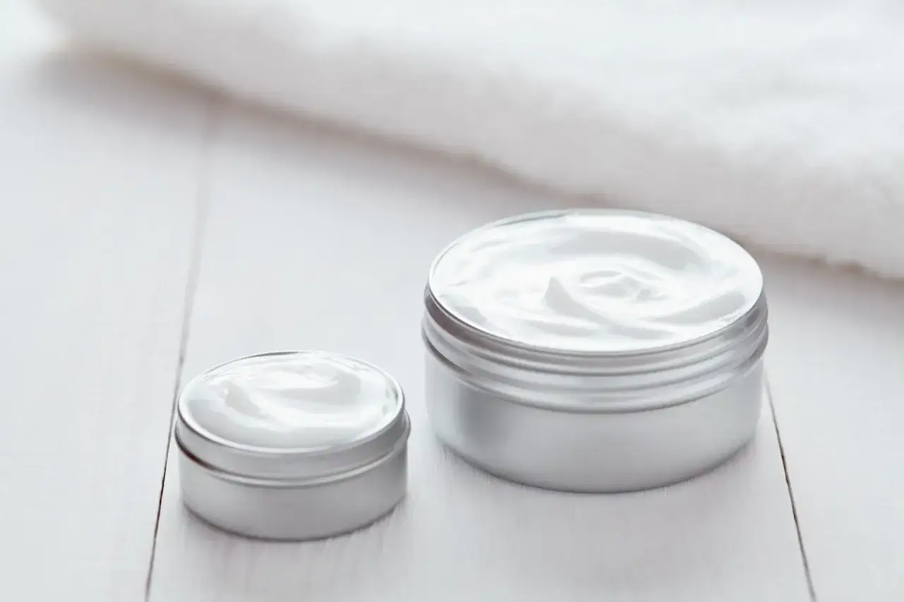 Nivea a parabeny: Czy klasyczny krem je ma? Co musisz wiedzieć.