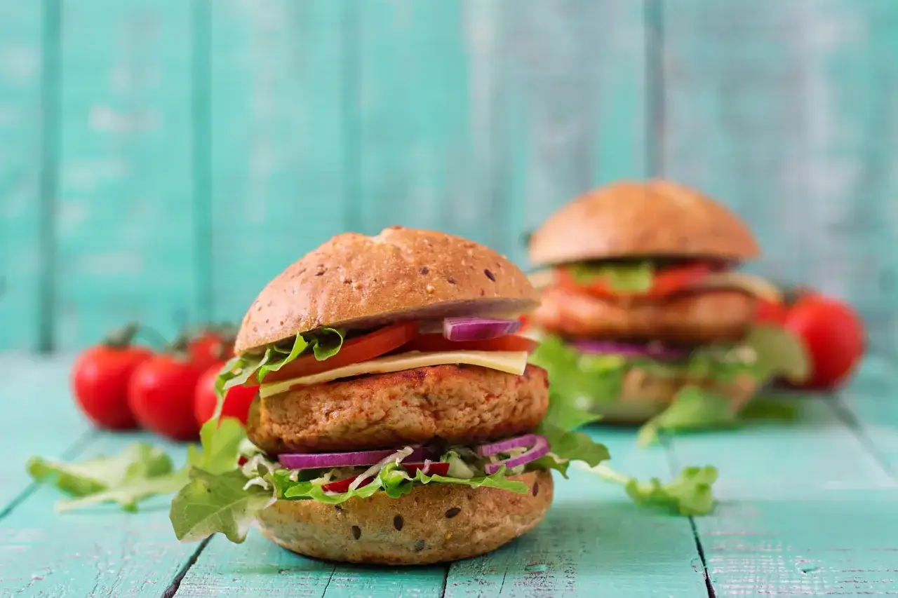 Jaki ser żółty do hamburgera – wybierz idealny smak i topnienie