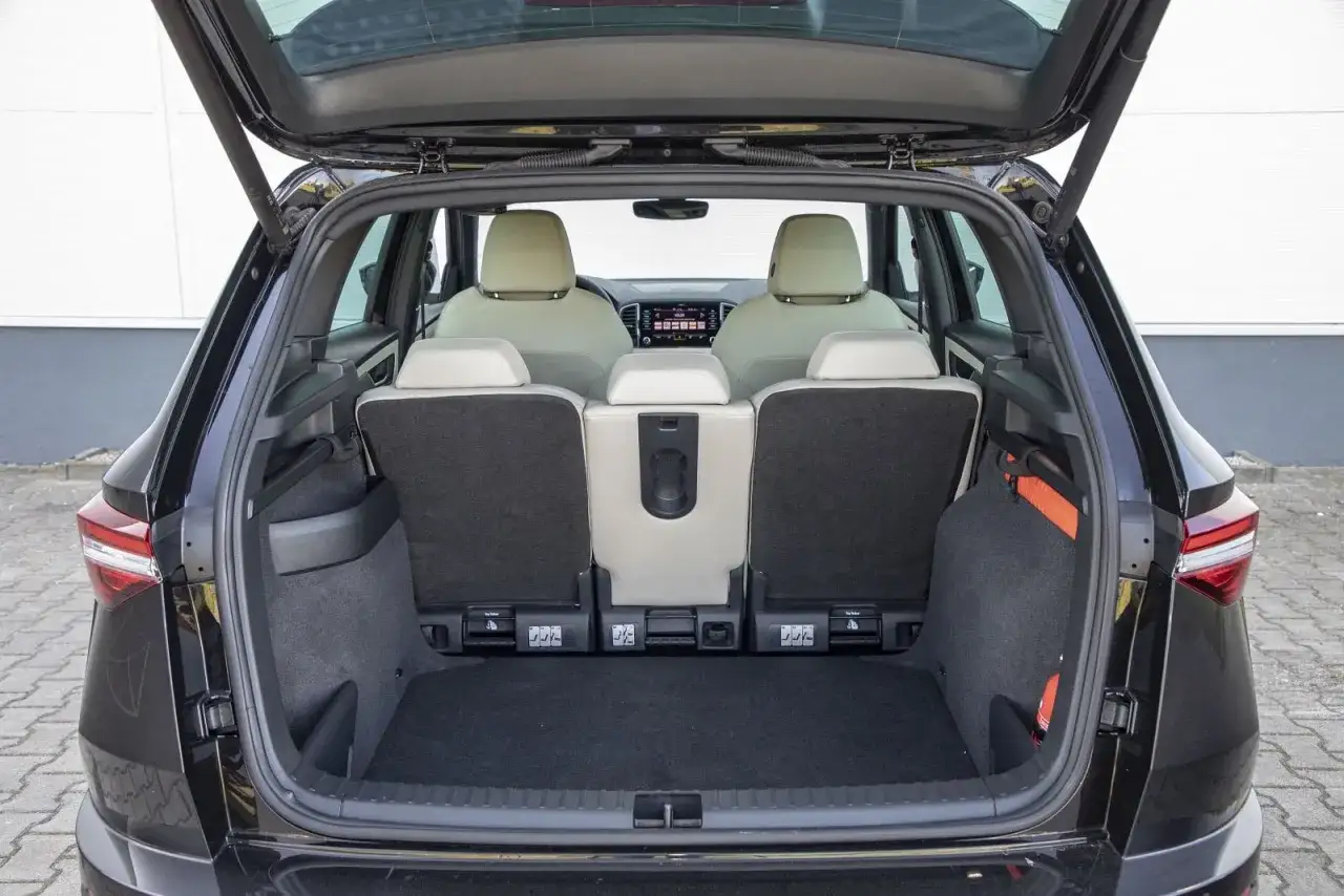 Bagażnik Skoda Karoq, widok od tyłu. Tylne siedzenia złożone, ukazujące przestrzeń bagażową. Sprawdź skoda karoq wymiary, by poznać możliwości przewozowe.