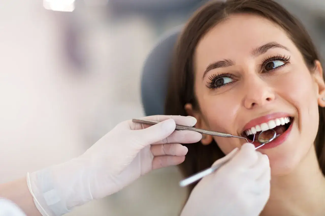 Z opryszczką do dentysty? Kiedy wizyta jest bezpieczna i dlaczego.