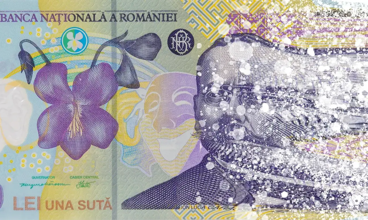 Fragment banknotu z rumuńską walutą, przedstawiający kwiat i twarz, rozpadający się w drobinki.
