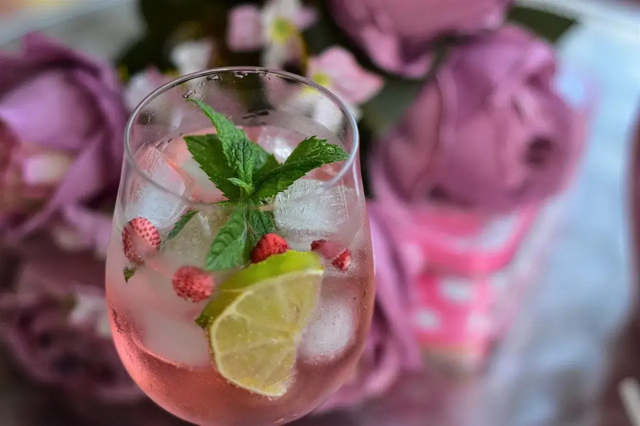 Orzeźwiający gin z różową lemoniadą, z dodatkiem limonki, mięty i truskawek, w kontraście do klasycznego gin z tonikiem.