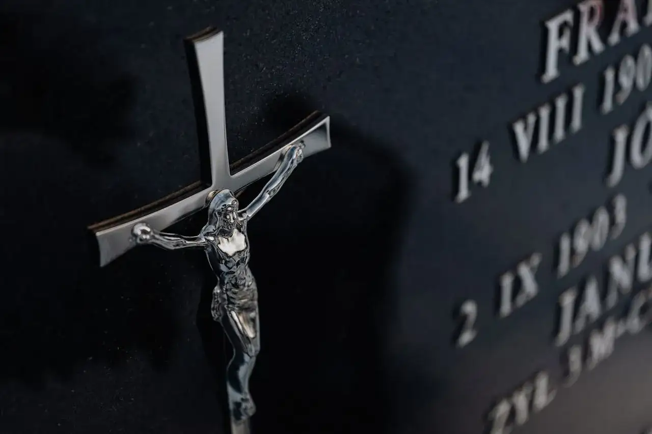 Trwałe mocowanie krzyża do pomnika: Metody, kleje i porady