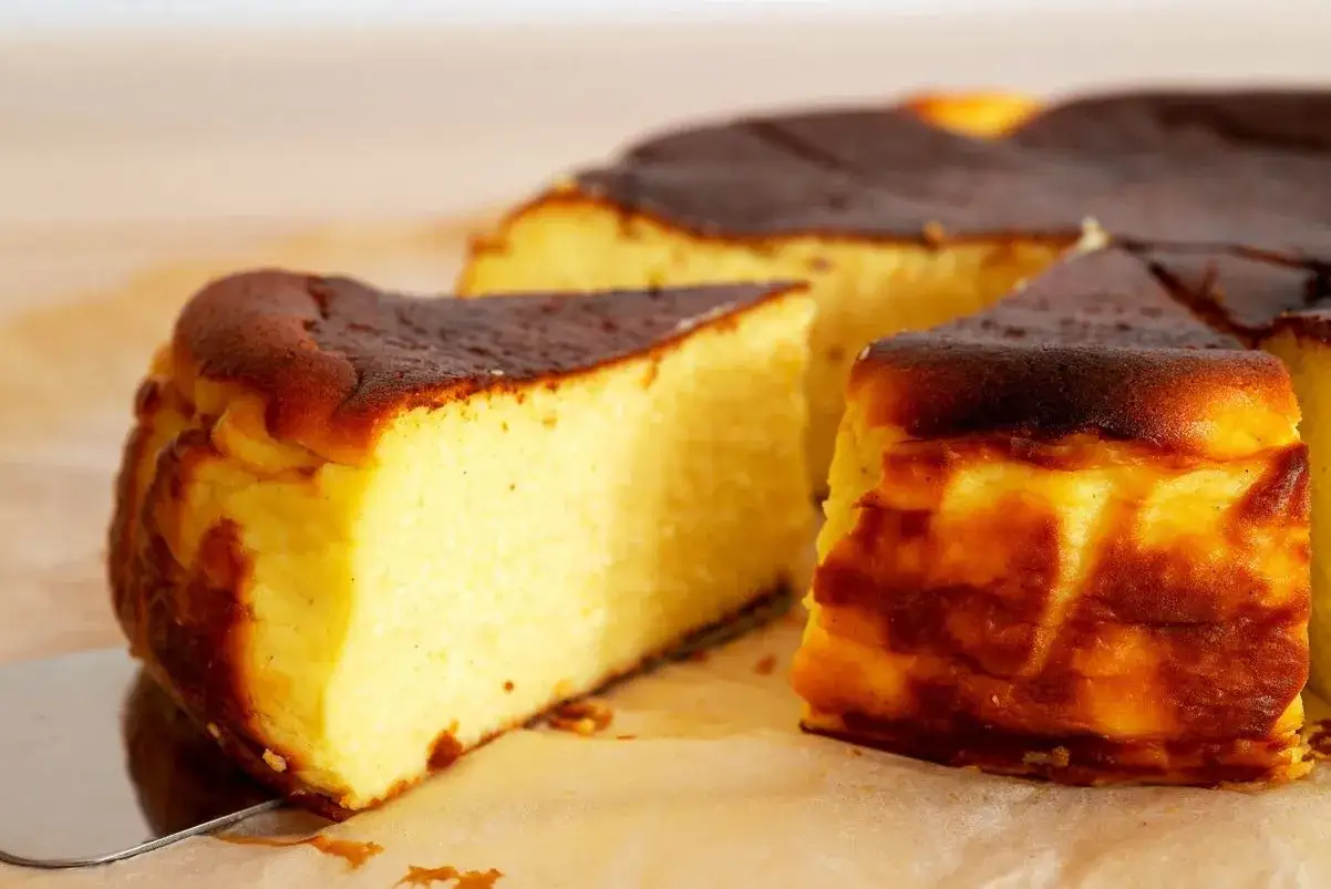 Pyszny sernik z przypieczoną skórką, idealny do pieczenia w wysokiej temperaturze.