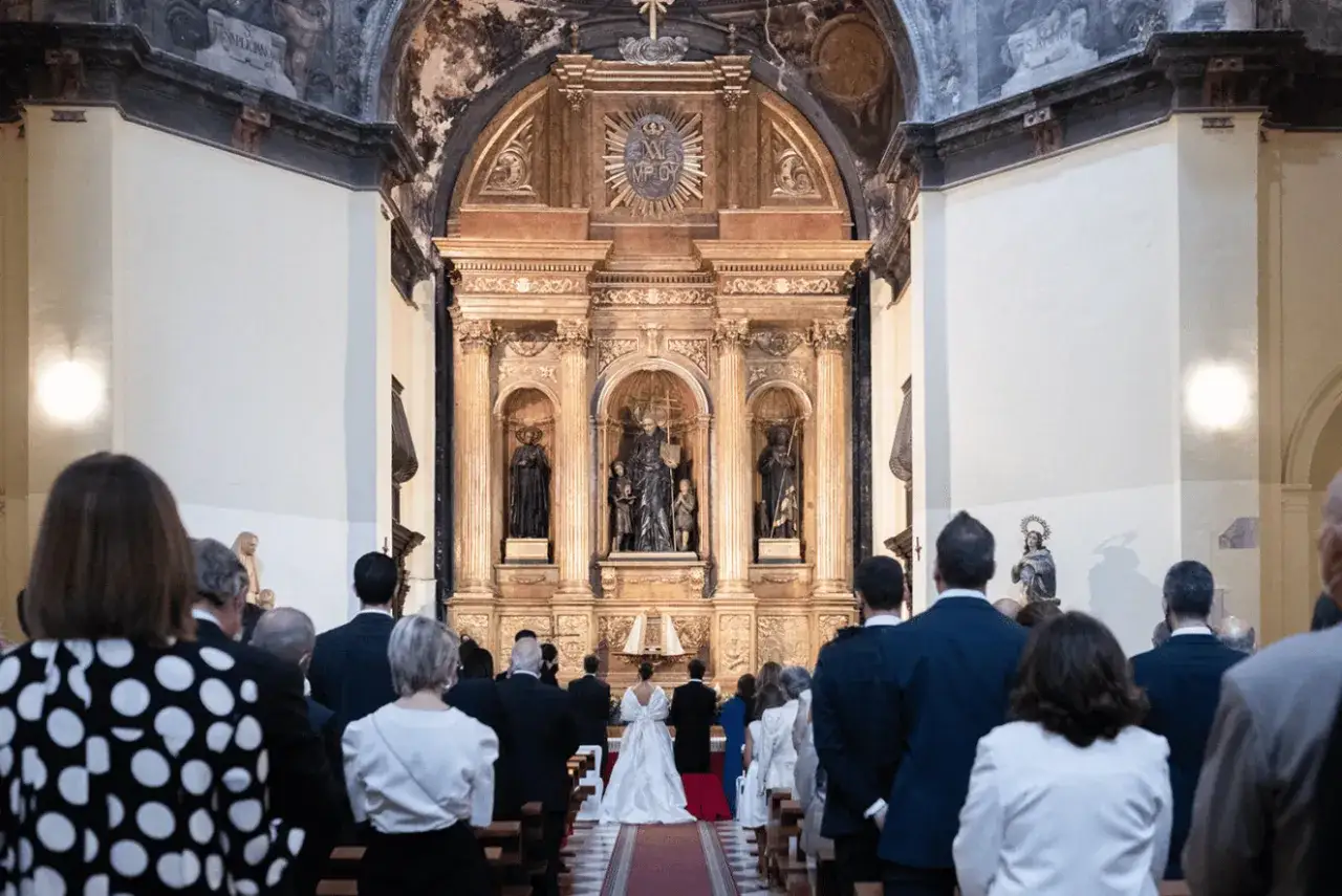 Boda en la iglesia. La novia y el novio se dan el "sí, quiero" ante el altar. ¿Cuántas veces te puedes casar por la iglesia?