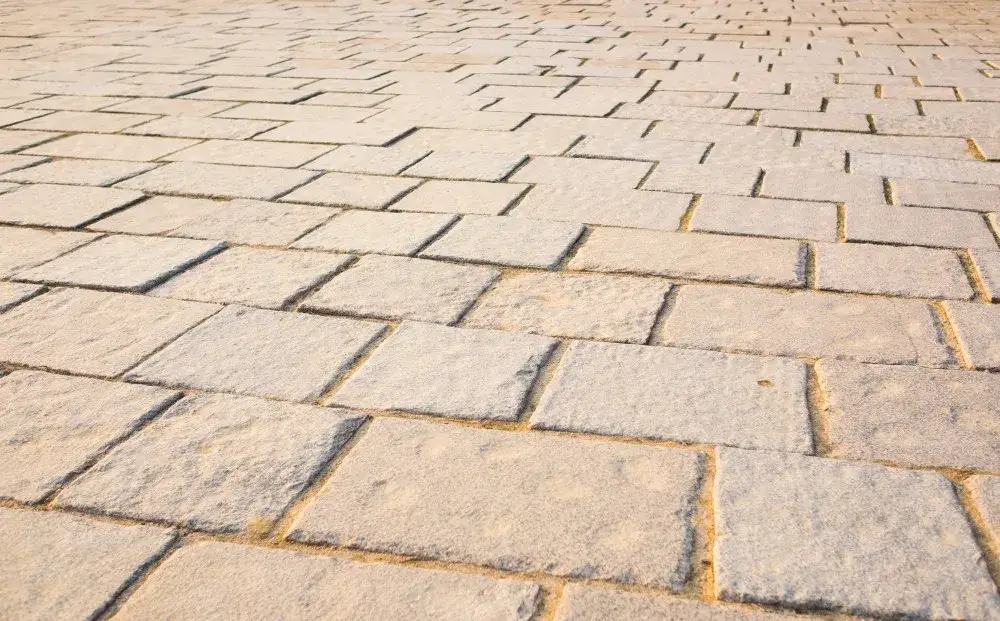 Czym fugować kostkę brukową, aby uniknąć kosztownych błędów?