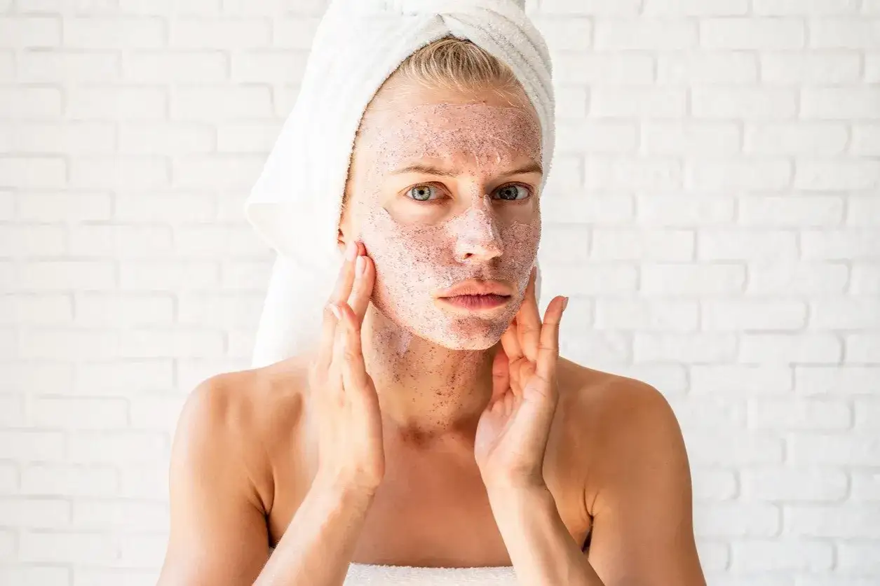 Vianek Rewitalizująca Maseczka-Peeling: Sekret promiennej cery?
