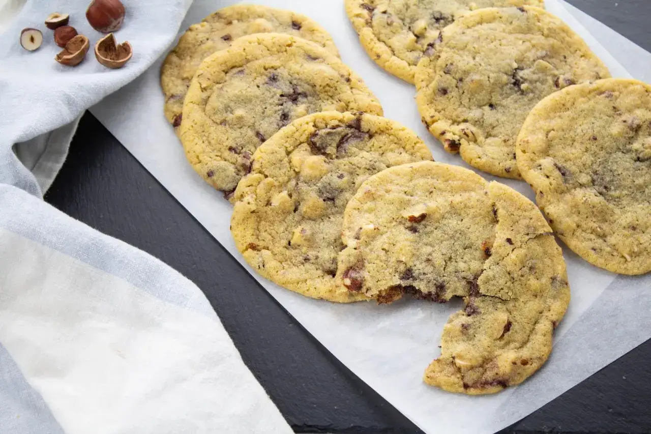 Délicieux cookies aux noisettes et pépites de chocolat, parfaits après leur temps de cuisson. Un délice à savourer !