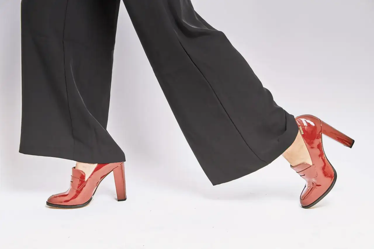 Buty zimowe do szerokich spodni: Jak wyglądać stylowo i proporcjonalnie?