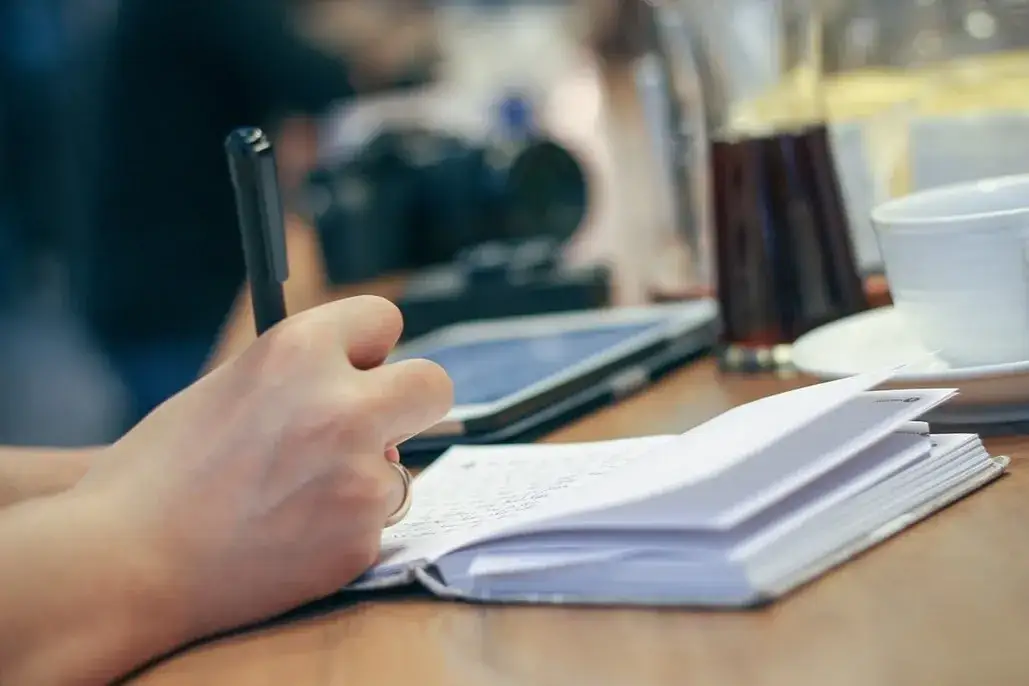 Notatki z filozofii: zeszyt czy laptop? Sprawdź, co lepsze!