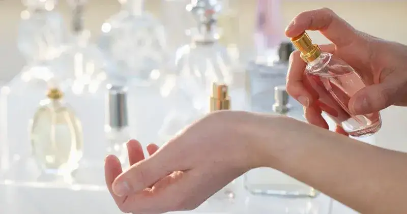 Jak używać perfum, aby zapach utrzymywał się dłużej i był intensywniejszy