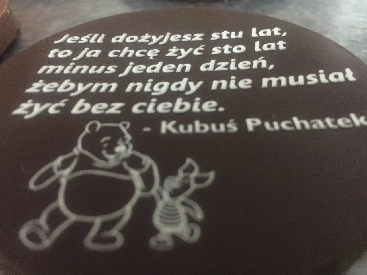 Cytaty z Kubusia Puchatka: "Jeśli dożyjesz stu lat, to ja chcę żyć sto lat minus jeden dzień, żebym nigdy nie musiał żyć bez ciebie.
