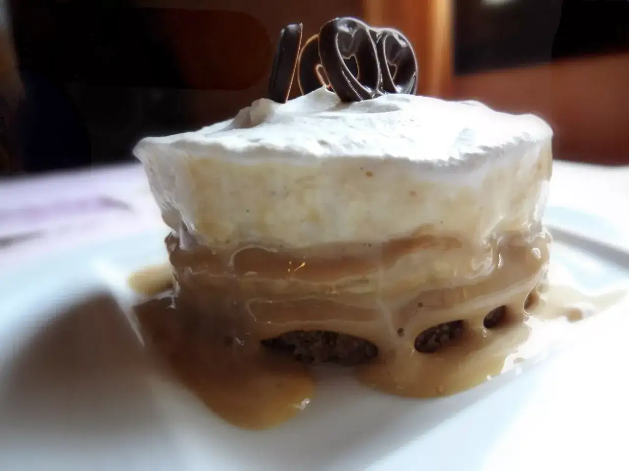 Gourmandise d'une recette banoffee traditionnel : biscuit, caramel coulant, crème fouettée et copeaux de chocolat.