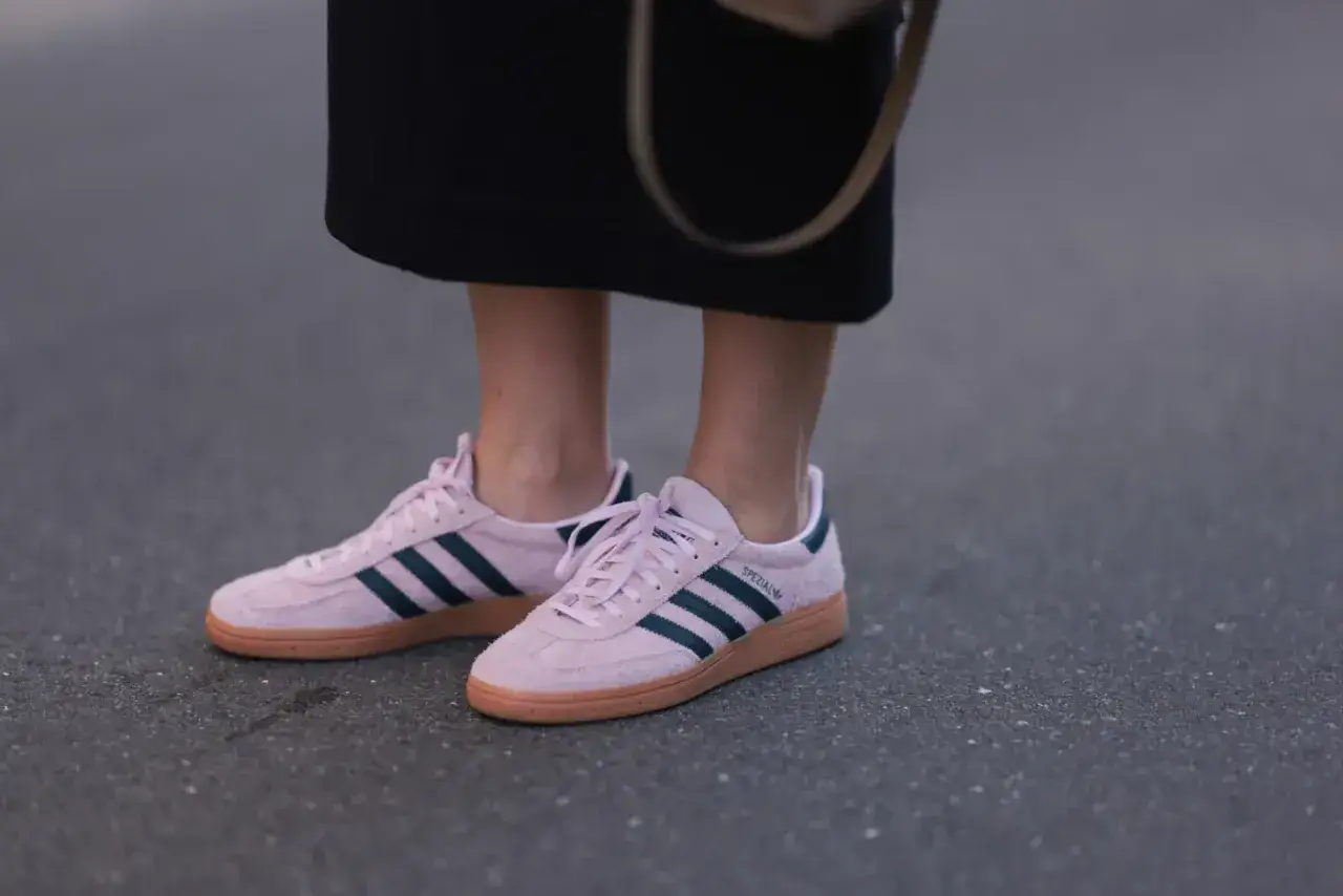 Różowe Adidas Spezial, rozmiar 12 jaki to wygodny wybór na co dzień.