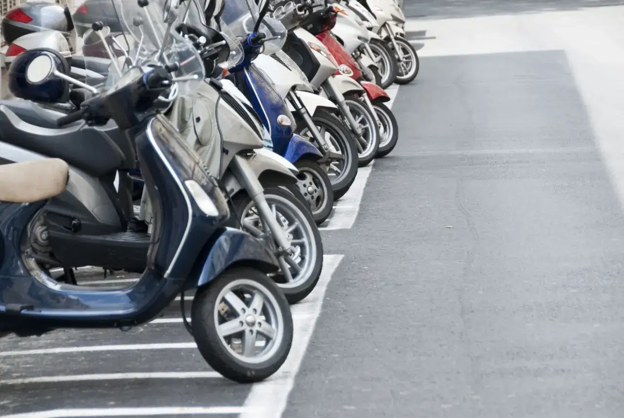 Motorower na dowód: 1995 to klucz! Uniknij kary do 30 000 zł.