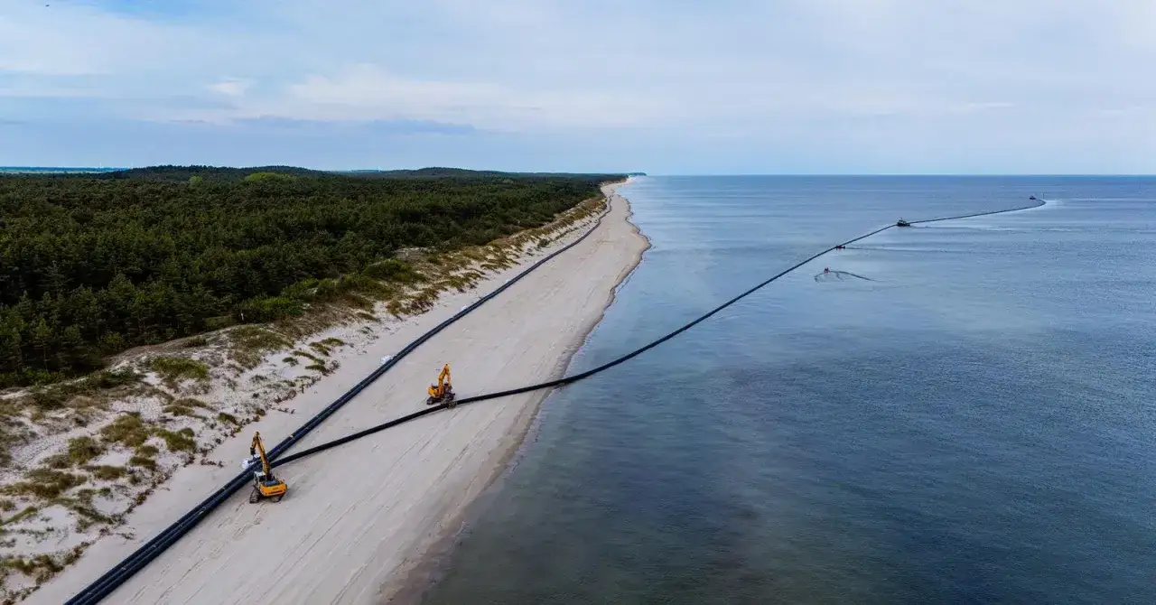 Budowa rurociągu na plaży nad Bałtykiem. Czy Norwegia ma dostęp do morza bałtyckiego? Nie, ale ten projekt pokazuje, jak blisko mogą być różne kraje.
