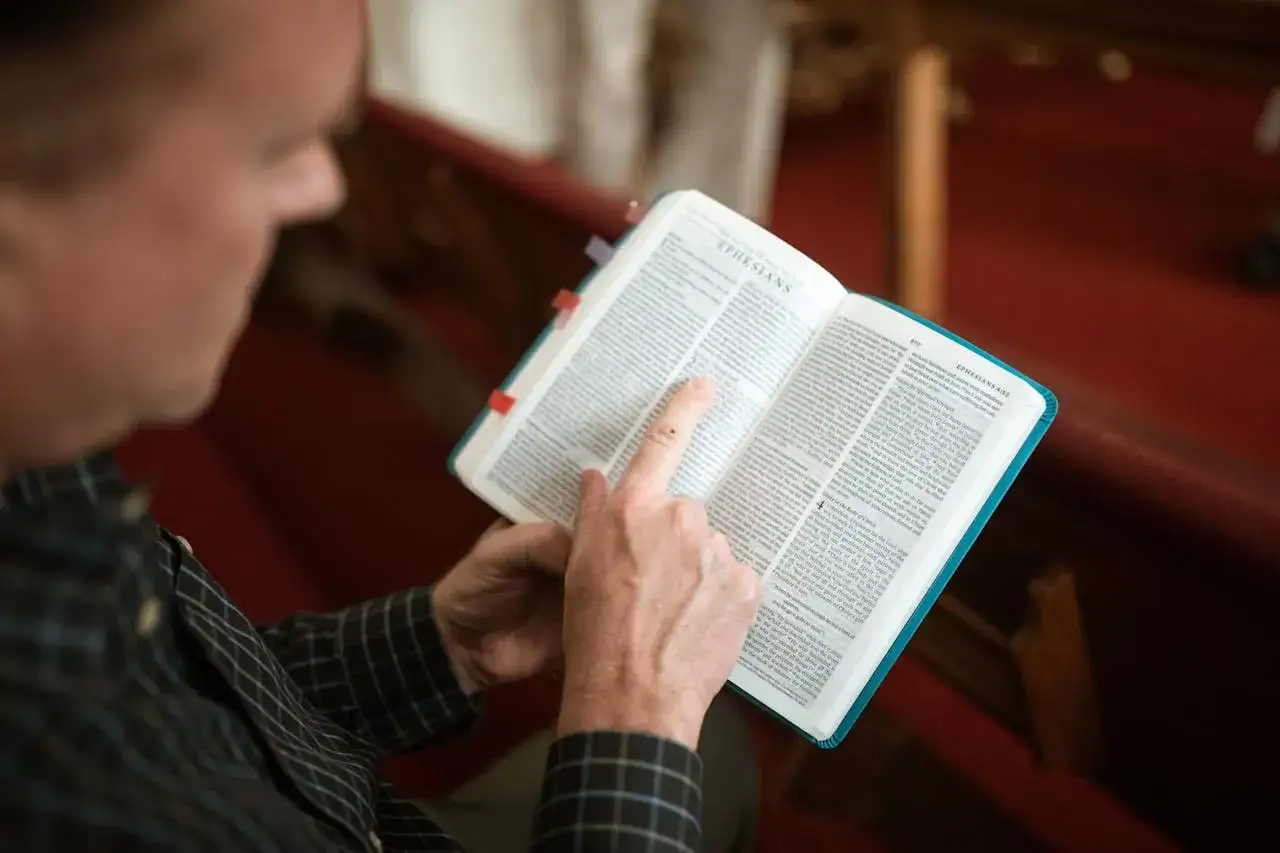Mężczyzna czyta Biblię, szukając duchowego pokarmu, niczym manna z nieba.