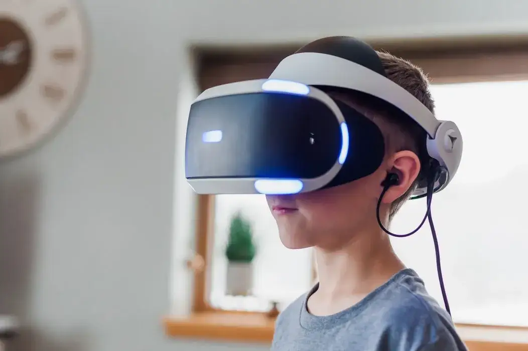 Okulary VR od jakiego wieku? Sprawdź, co mówią eksperci o bezpieczeństwie