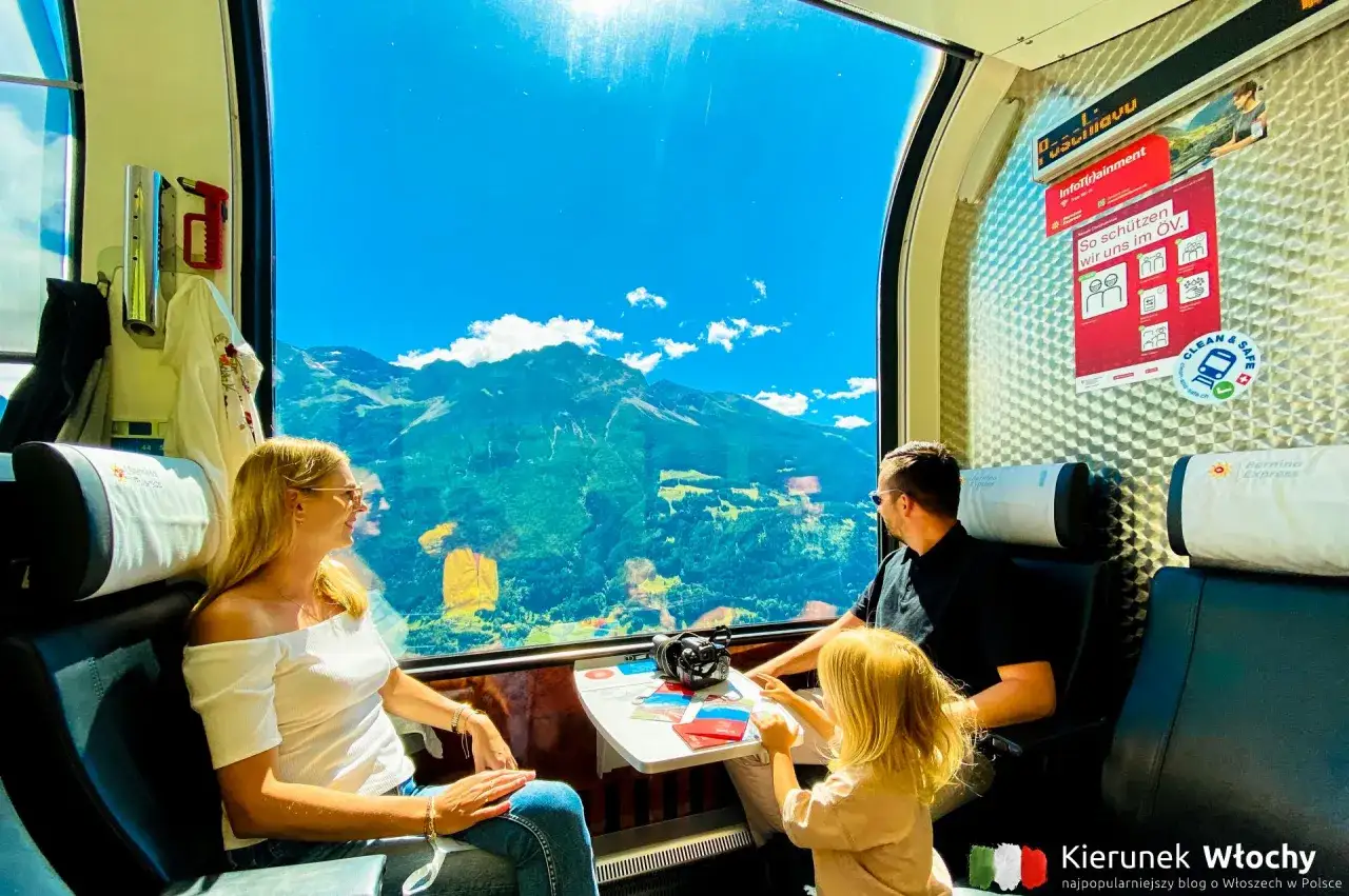 Rodzina podziwia alpejskie widoki z okna pociągu Bernina Express, jadąc z Bergamo do Werony.