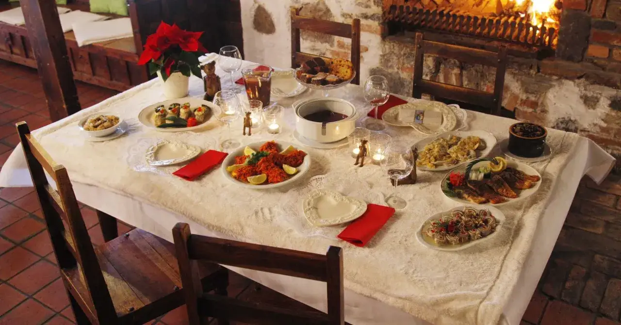 Ile kosztuje catering wigilijny? Pełny cennik i triki na oszczędność