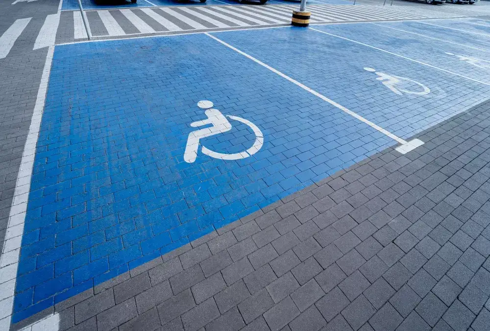 Czy miejsca parkingowe dla niepełnosprawnych są płatne? Sprawdź zasady!