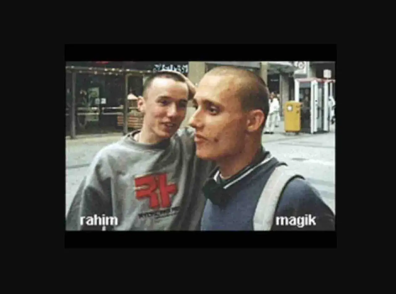 Dwóch młodych mężczyzn z krótkimi włosami, jeden z napisem "rahim", drugi z "magik".