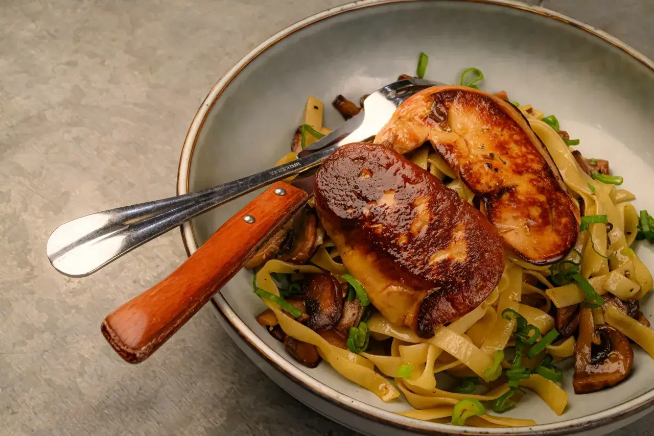 Un plat de pâtes aux champignons et foie gras poêlé, une spécialité du restaurant Le Bon Vivre. Photos gourmandes.