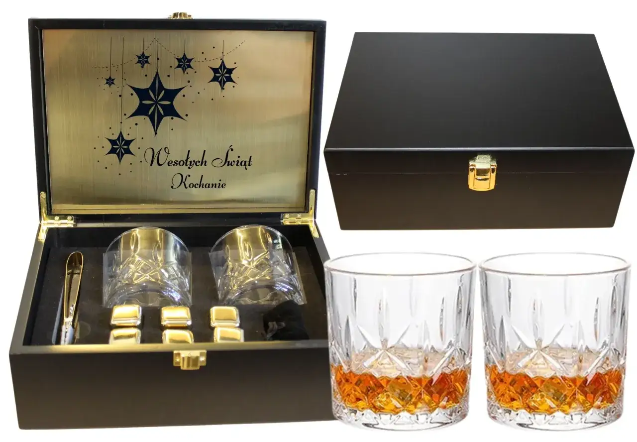 Elegancka skrzynka z grawerem "Wesołych Świąt Kochanie" zawiera dwa kryształowe kieliszki do whisky, kamienie chłodzące i szczypce. Idealny zestaw na prezent.
