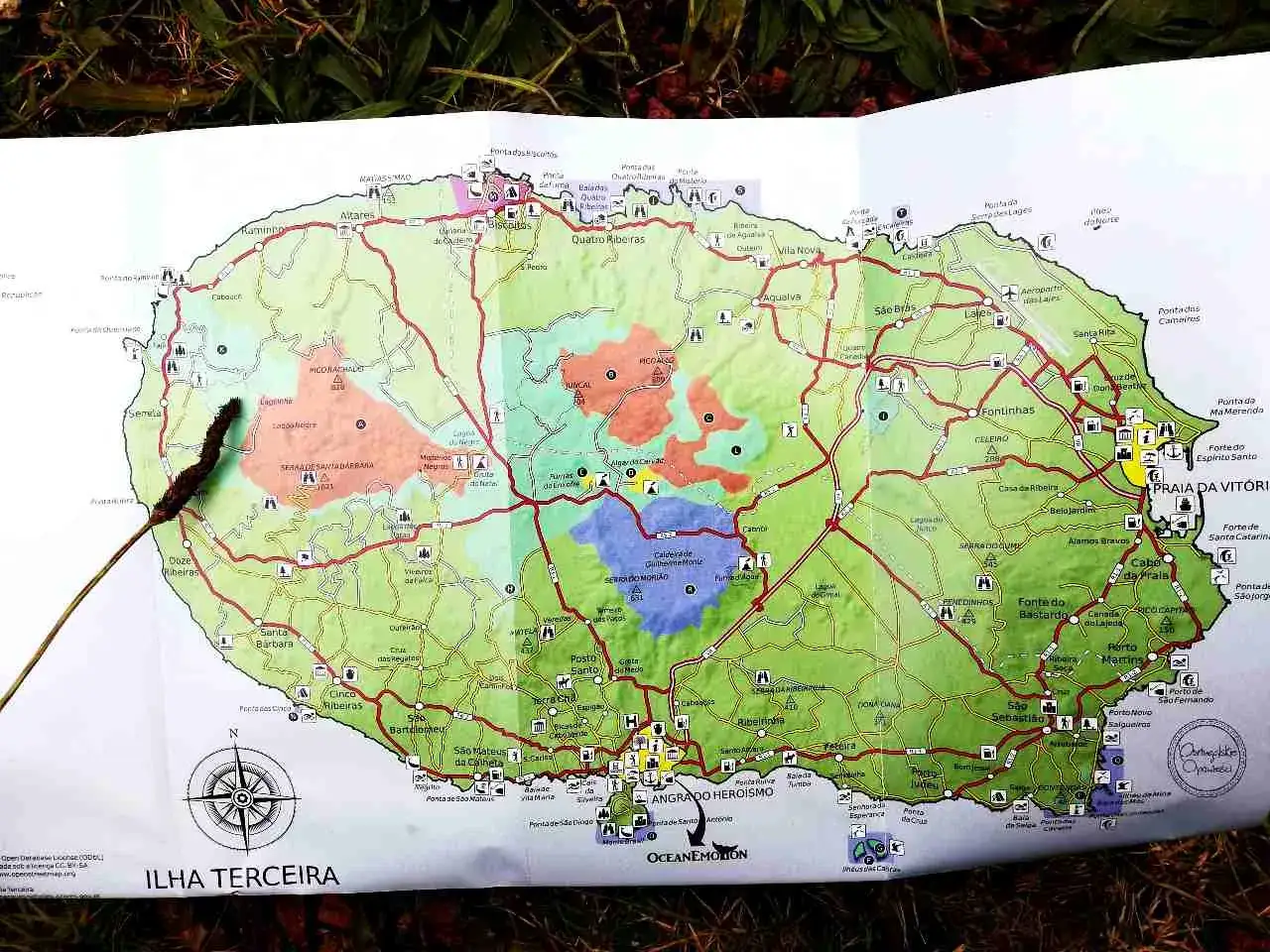 Mapa turystyczna wyspy Ilha Terceira, gdzie leżą Azory. Pokazuje drogi, miejscowości i atrakcje.