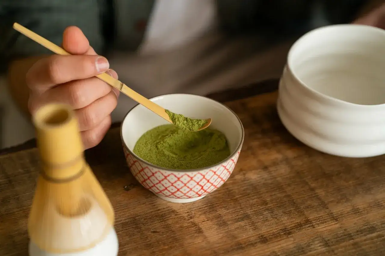 Przygotowanie matchy. Uważaj na potencjalne matcha skutki uboczne, jak nerwowość czy problemy ze snem.