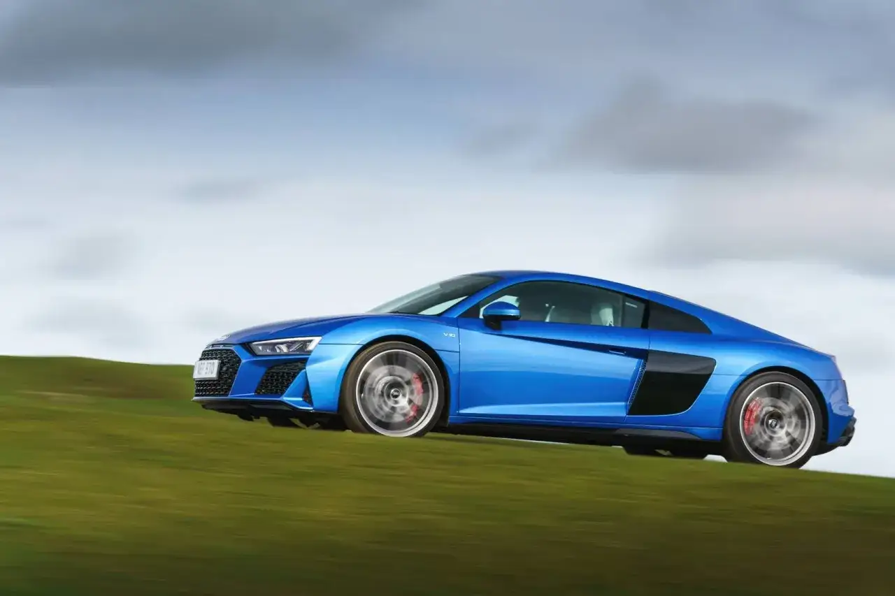 Audi R8 ile ma koni? Moc silnika i osiągi, które zachwycają