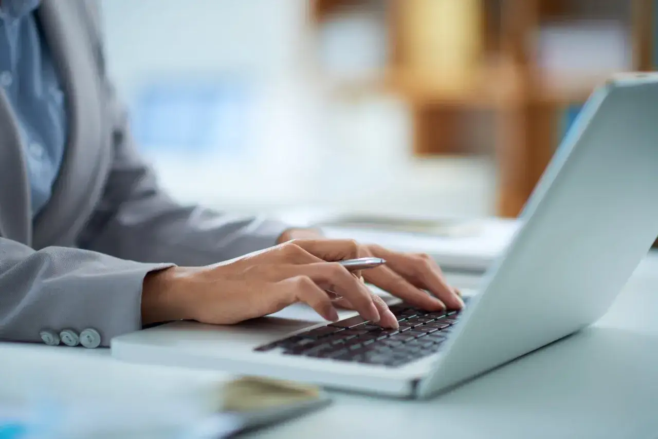 Ile prądu zużywa laptop na godzinę i jak obniżyć koszty energii?