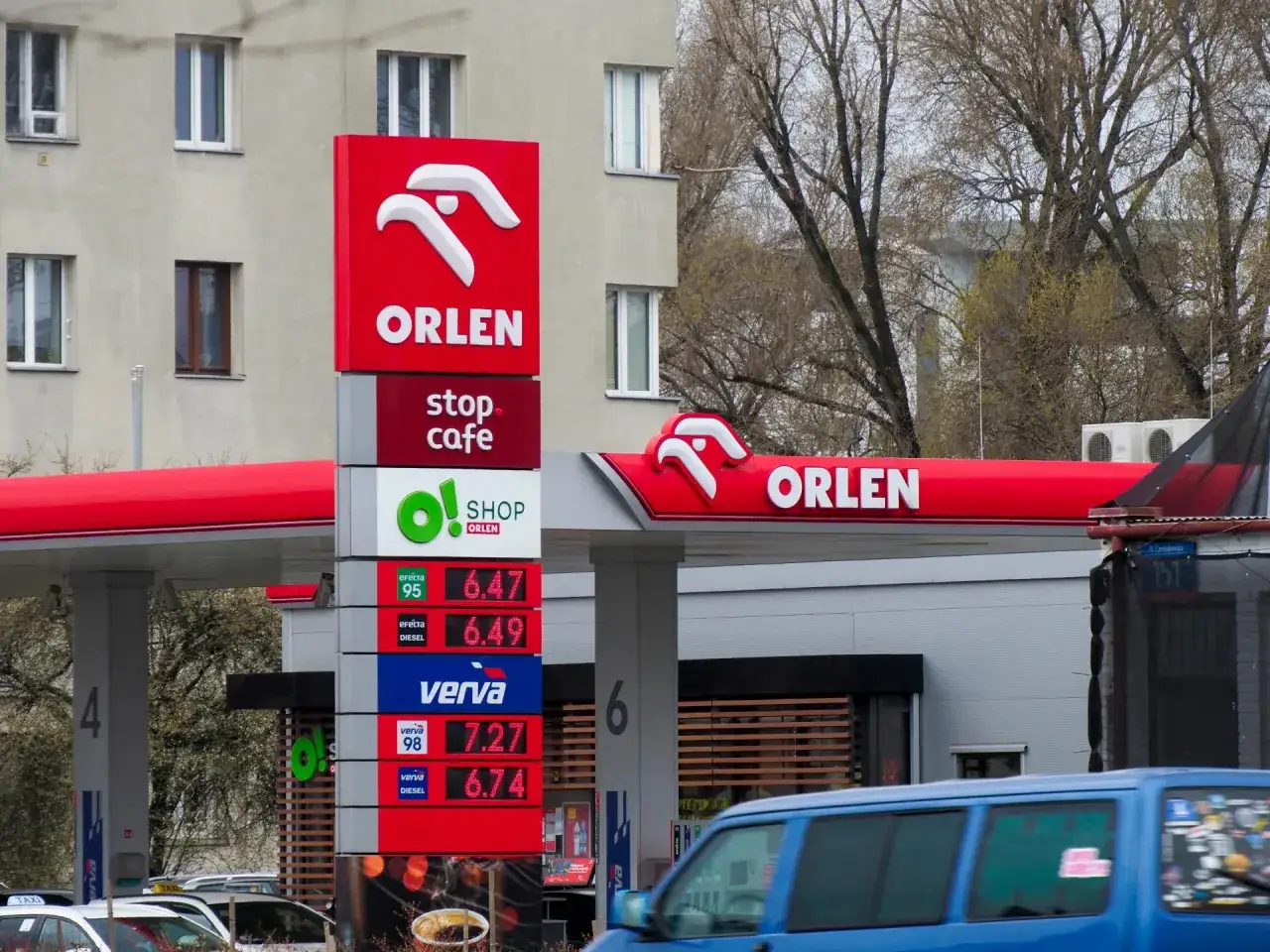 Stacja Orlen z widoczną promocją na paliwo. Ceny benzyny i diesla na tablicy informacyjnej.
