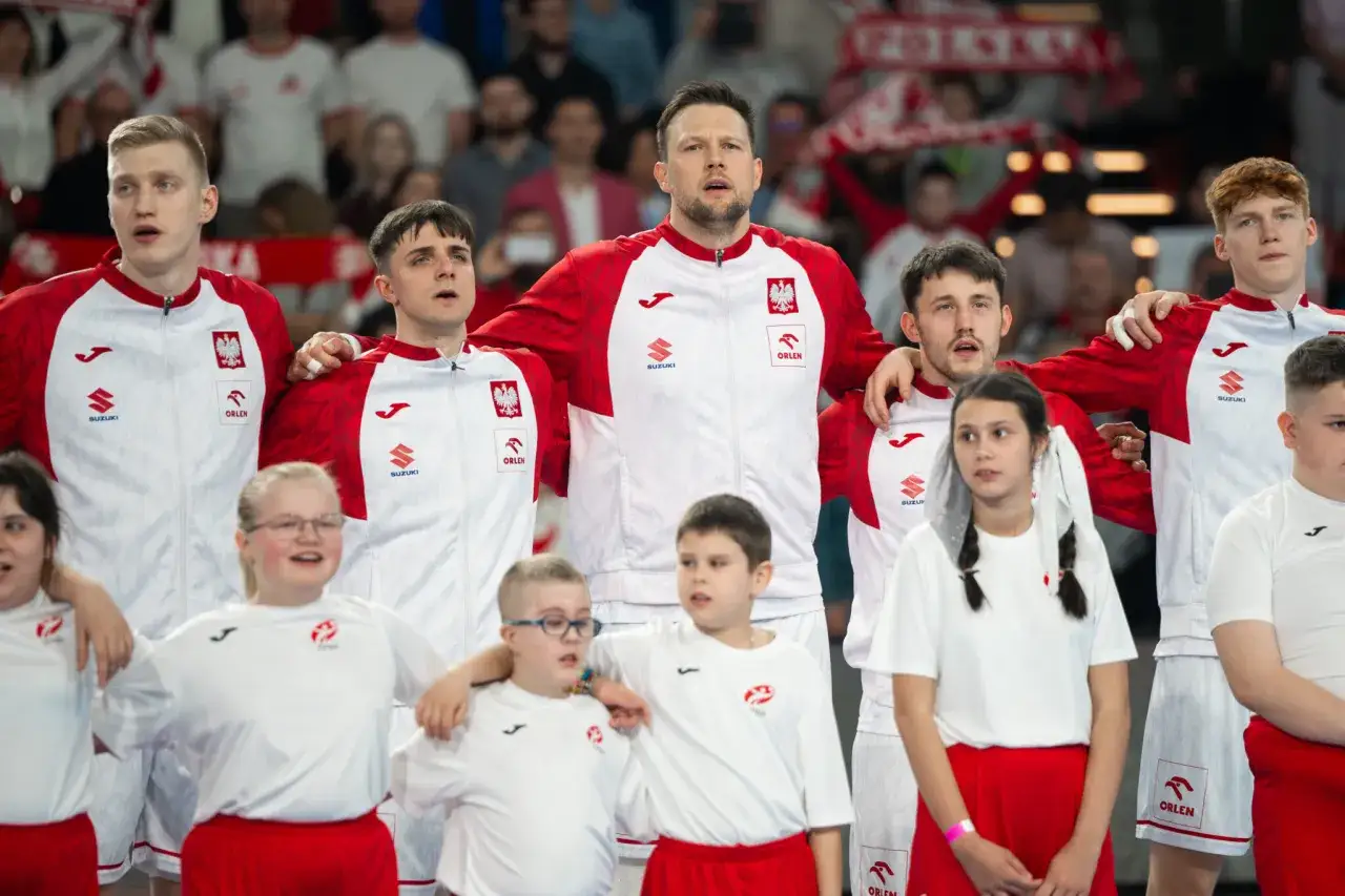 Drużyna Polski w piłce ręcznej, w tym młodzi fani, gotowa na mistrzostwa.